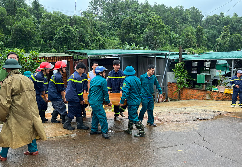 Công an tỉnh Đắk Nông khẩn trương đưa người dân và tài sản ra khỏi nơi có nguy cơ sạt lở -1