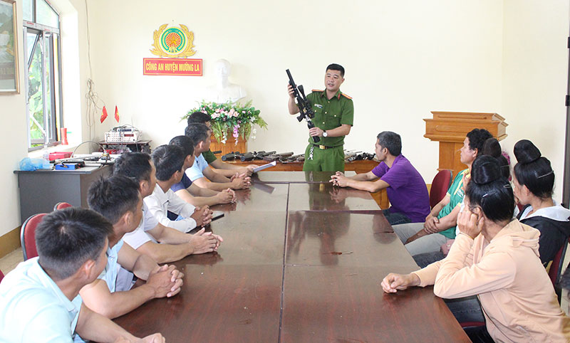 Đẩy mạnh công tác thu hồi vũ khí, vật liệu nổ trong vùng đồng bào dân tộc thiểu số -0