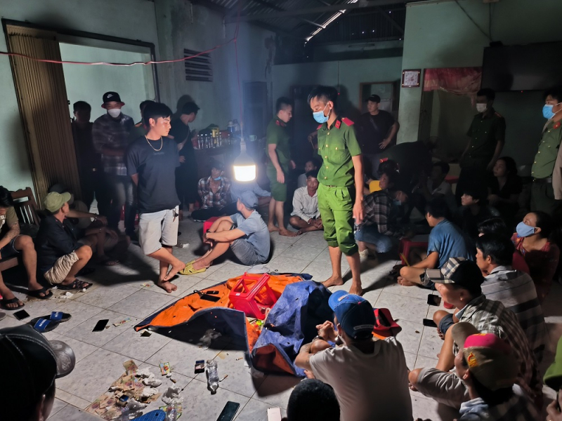 Bắt quả tang 29 đối tượng đánh bạc thu giữ trên 200 triệu đồng -0