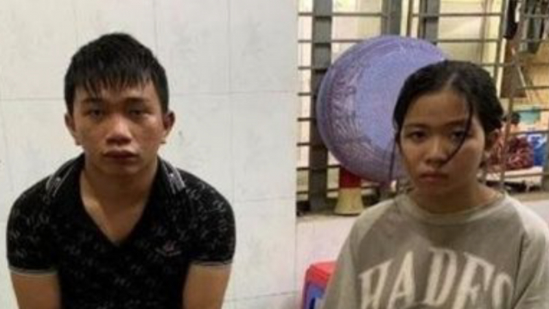 Tạm giữ đôi nam nữ mang súng quân dụng đi bán -0