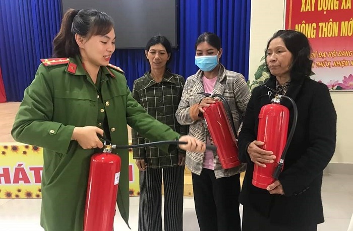 Công an tặng bình chữa cháy cho đồng bào dân tộc thiểu số -0