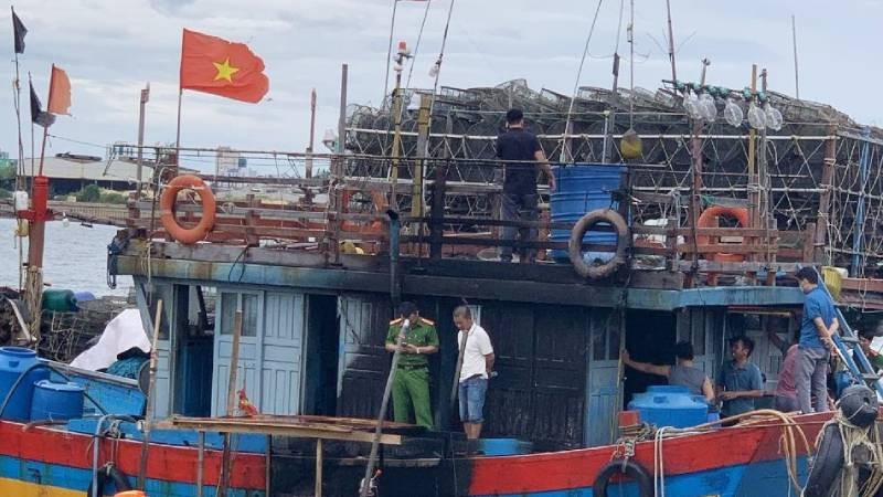 Đang điều tra nguyên nhân 2 tàu cá bị cháy khi đang neo đậu trên sông Nhật Lệ -0