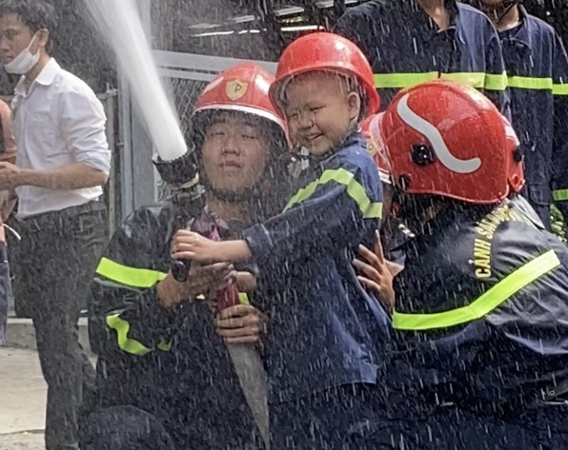 Giấc mơ làm lính cứu hỏa của cậu bé 7 tuổi bị ung thư -0