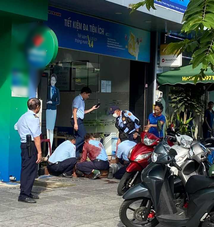 Mâu thuẫn khi giao ca, nhân viên bảo vệ ngân hàng dùng kéo đâm đồng nghiệp gây thương tích -0