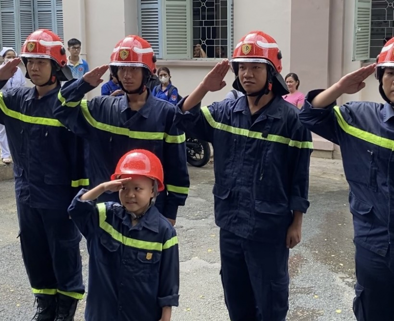 Giấc mơ làm lính cứu hỏa của cậu bé 7 tuổi bị ung thư -0