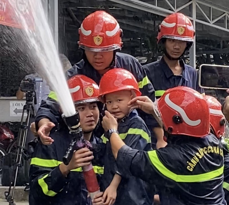 Giấc mơ làm lính cứu hỏa của cậu bé 7 tuổi bị ung thư -1