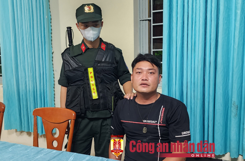 Tổ công tác 108 “khóa tay”, 2 đối tượng phóng xe bạt mạng, ném pháo nổ vào người dân -0