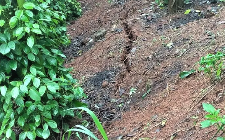 Di dời dân khẩn cấp khi hồ thuỷ lợi chứa hơn 1 triệu m3 nước bị nứt -0