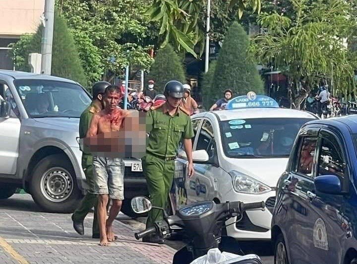 Mâu thuẫn khi giao ca, nhân viên bảo vệ ngân hàng dùng kéo đâm đồng nghiệp gây thương tích -0