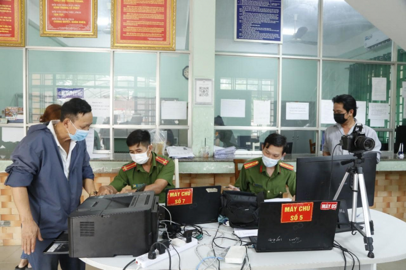 Vượt hơn ngàn cây số để làm căn cước cho dân -0