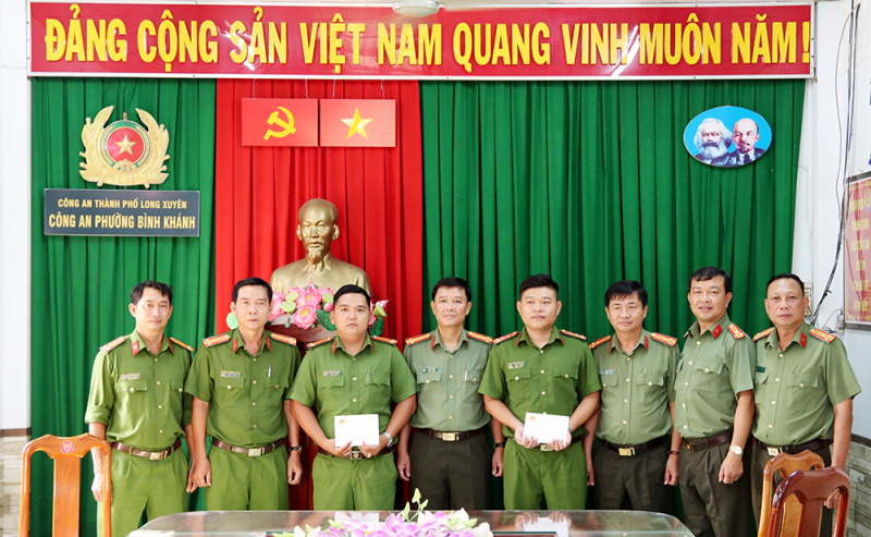 Động viên, trao thưởng CBCS bị thương khi khống chế đối tượng “ngáo đá” -0