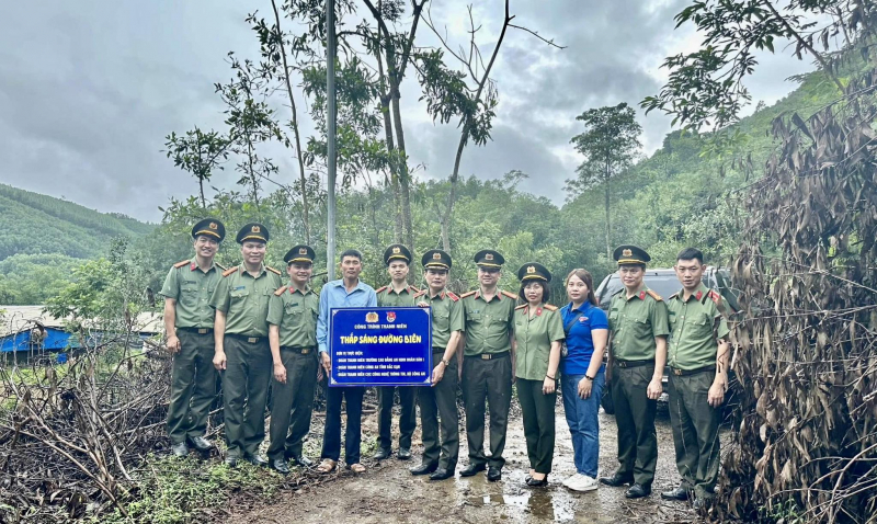 Trao tặng nhiều phần quà ý nghĩa tại Chiến dịch thanh niên Công an tình nguyện hè năm 2023 -0