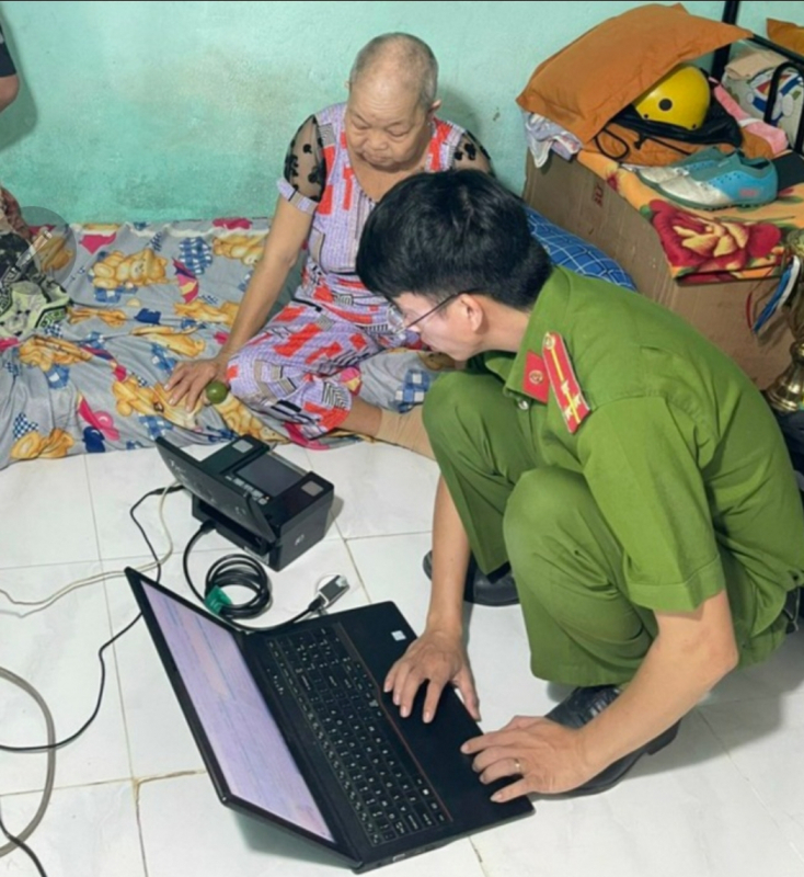 Vượt hơn ngàn cây số để làm căn cước cho dân -0