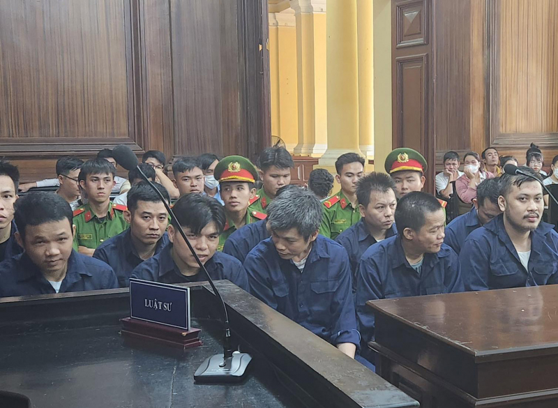 Băng nhóm làm giả giấy tờ quy mô lớn lãnh án -0