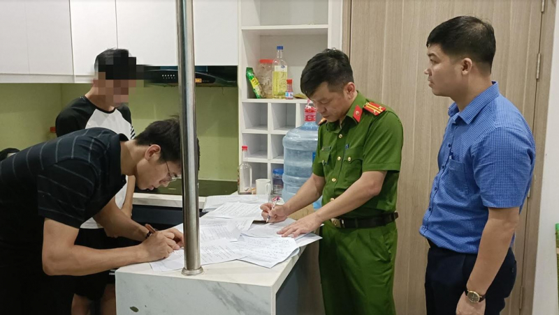 40 nhân viên ngân hàng “ảo” lừa đảo trên mạng hàng chục tỷ đồng -0