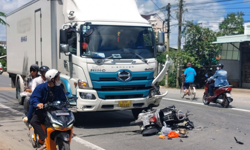 Đâm vào xe tải ngược chiều, người đàn ông 58 tuổi ở Sóc Trăng tử vong  -2