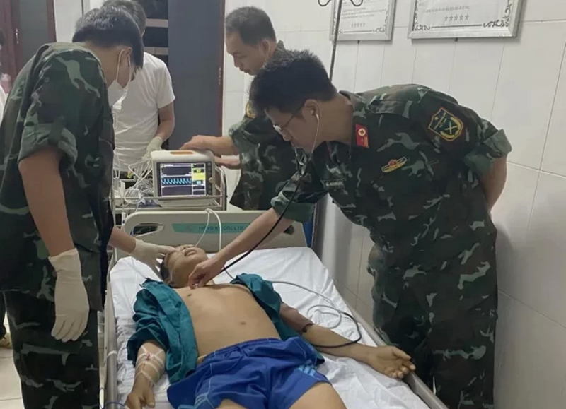 Đưa ngư dân lâm bệnh từ đảo Phan Vinh đến đảo Trường Sa để điều trị -0