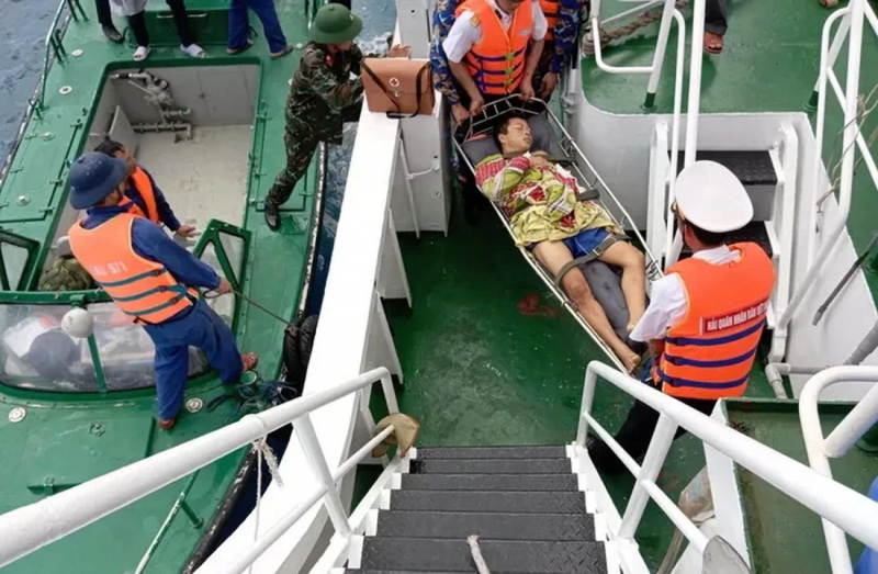 Đưa ngư dân lâm bệnh từ đảo Phan Vinh đến đảo Trường Sa để điều trị -0