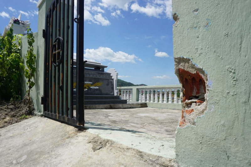 Bắt nhóm đối tượng phá hoại, trộm cắp khu nghĩa trang  -2