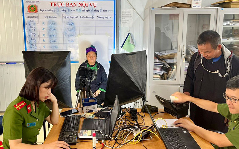 Công an thị xã Sa Pa đẩy nhanh tiến độ cấp tài khoản định danh điện tử -0