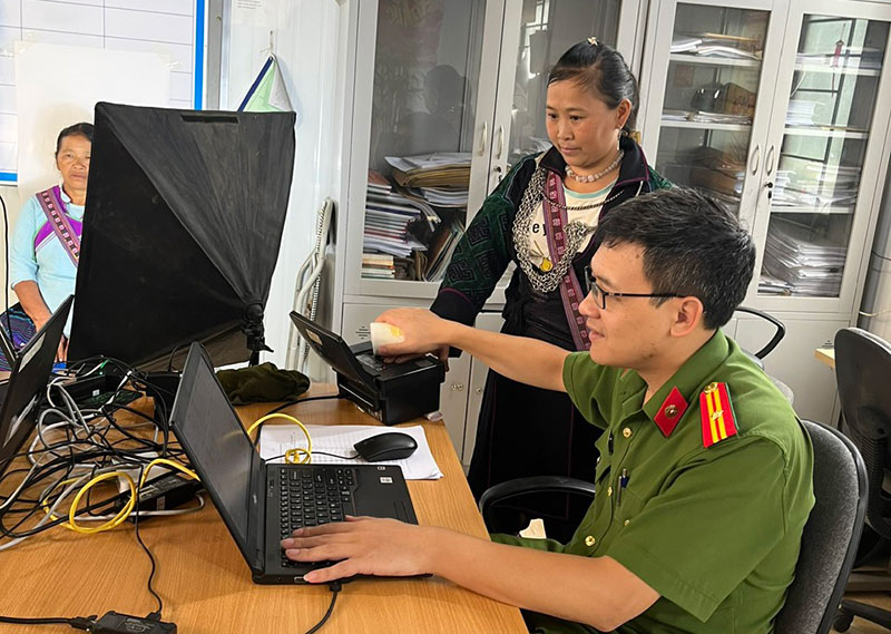 Công an thị xã Sa Pa đẩy nhanh tiến độ cấp tài khoản định danh điện tử -1