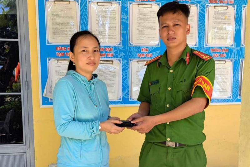 Nhặt được chiếc ví có tiền vàng, đem nộp Công an xã trao trả người đánh rơi -0