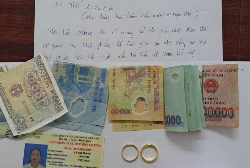 Nhặt được chiếc ví có tiền vàng, đem nộp Công an xã trao trả người đánh rơi -0