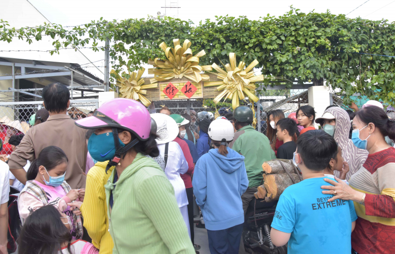 Hàng trăm người chen lấn, xô đẩy vì chợ lá 0 đồng ở Bạc Liêu -1