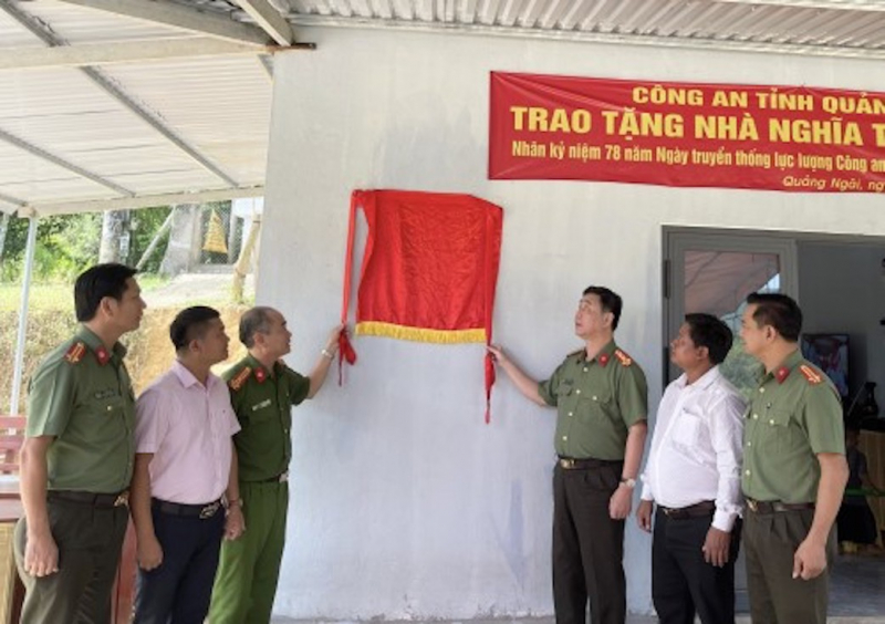 Công an Quảng Ngãi trao nhà nghĩa tình đồng đội tặng cán bộ Công an xã -0