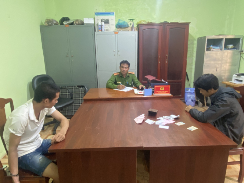 2 đối tượng vừa lấy trộm ti vi trường mẫu giáo thì gặp Công an tuần tra -0