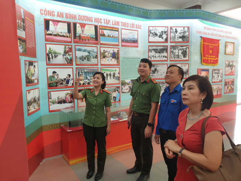Khai mạc triển lãm “75 năm- Công an nhân dân làm theo lời Bác” -0