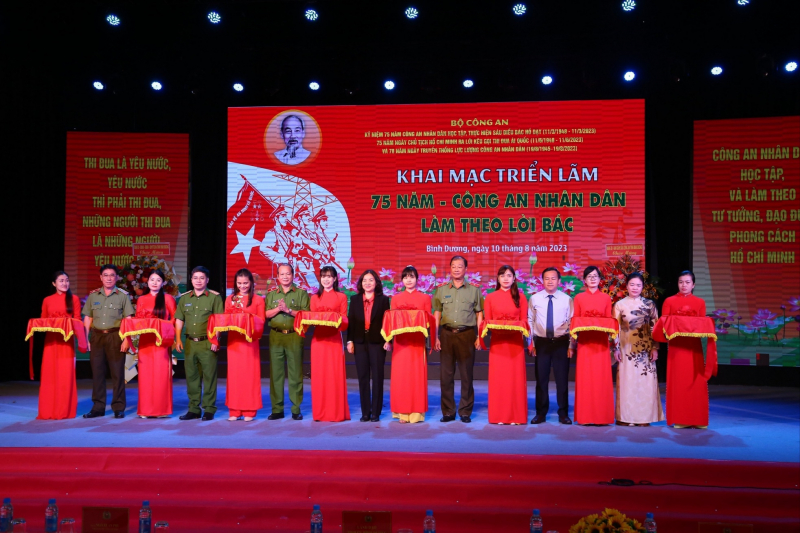 Khai mạc triển lãm “75 năm- Công an nhân dân làm theo lời Bác” -0