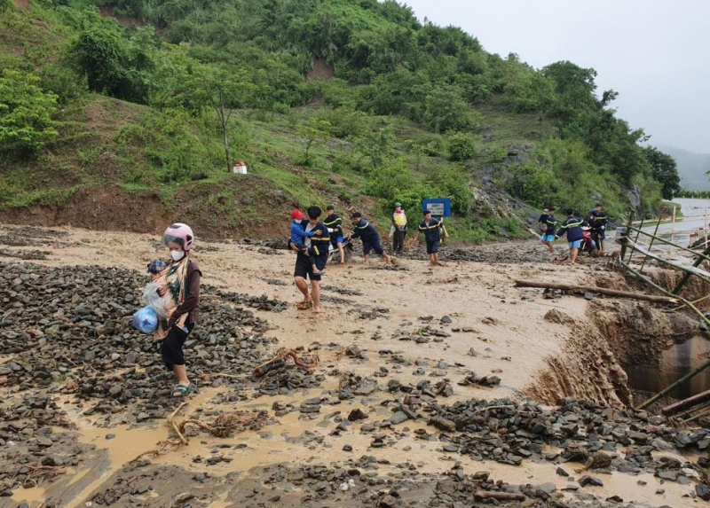 Mưa lớn tiếp tục gây sạt lở, ách tắc giao thông nhiều tuyến đường ở Sơn La -1