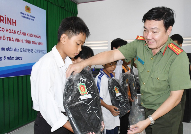 Cục Ngoại tuyến và Công an tỉnh Trà Vinh tổ chức nhiều hoạt động chào mừng Ngày truyền thống -1