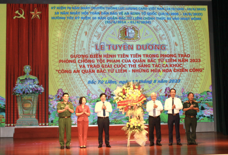 Tuyên dương điển hình tiên tiến trong phong trào phòng, chống tội phạm quận Bắc Từ Liêm -0