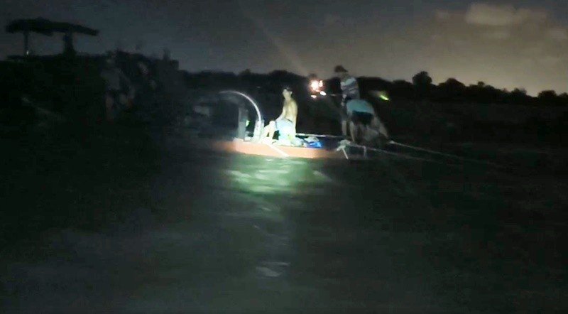 Truy đuổi bắt giữ vụ khai thác trái phép dưới sông Đồng Nai -1