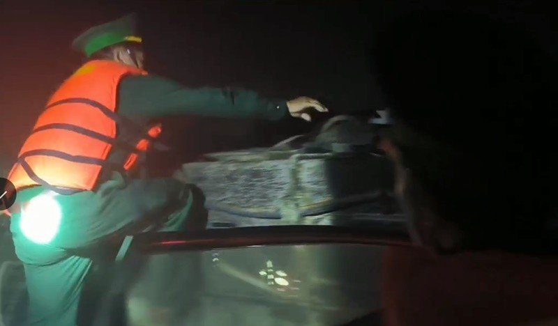 Truy đuổi bắt giữ vụ khai thác trái phép dưới sông Đồng Nai -0