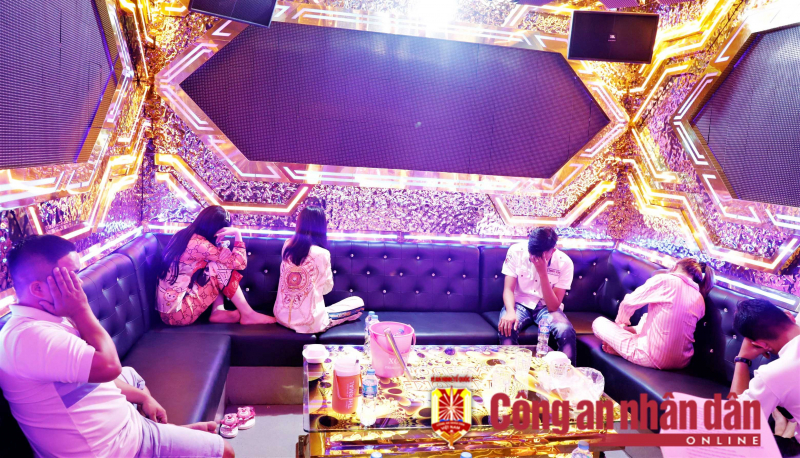 Hàng chục nhân viên và khách karaoke dương tính ma túy -0