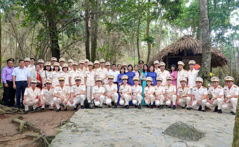Công an tỉnh Bình Thuận tổ chức đợt sinh hoạt chính trị về nguồn tại tỉnh Tuyên Quang -0