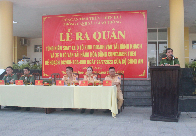 CSGT Công an Thừa Thiên-Huế ra quân tổng kiểm soát ôtô vận tải hành khách và container  -0
