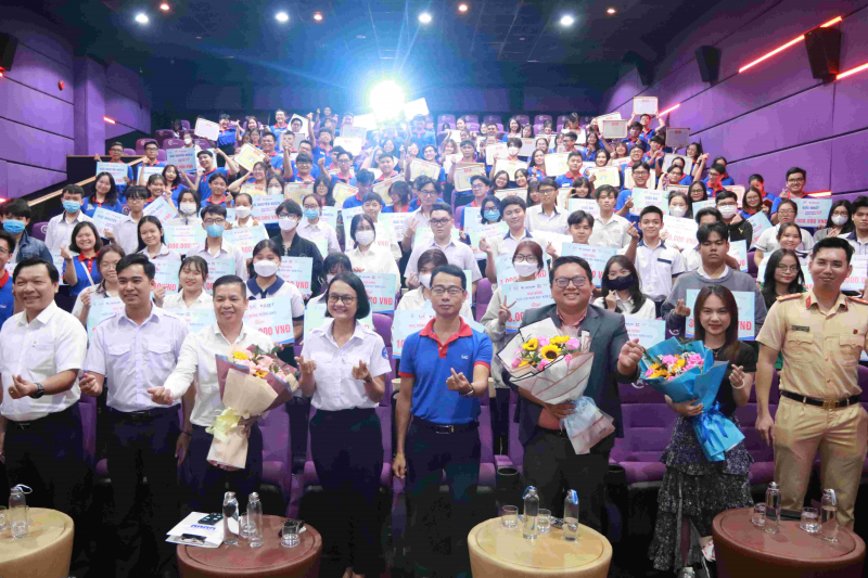 Trao tặng 41 suất học bổng Tiếp sức mùa thi cho thí sinh đặc biệt khó khăn -0