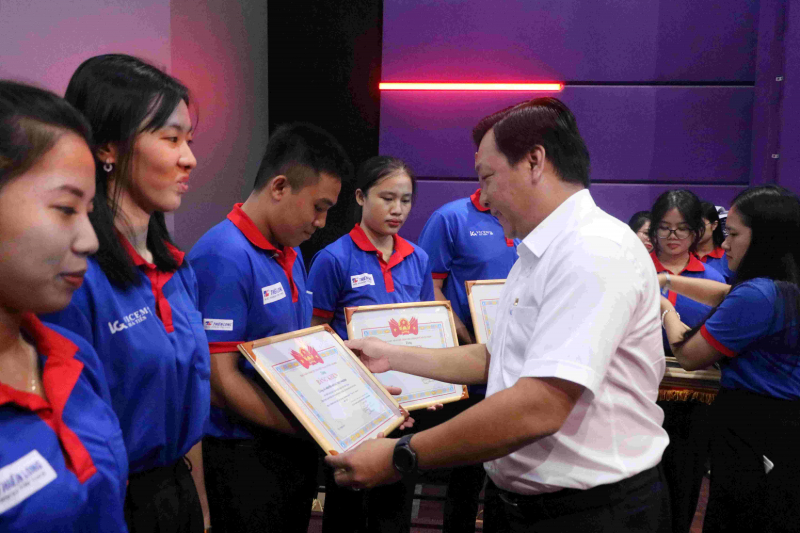 Trao tặng 41 suất học bổng Tiếp sức mùa thi cho thí sinh đặc biệt khó khăn -0