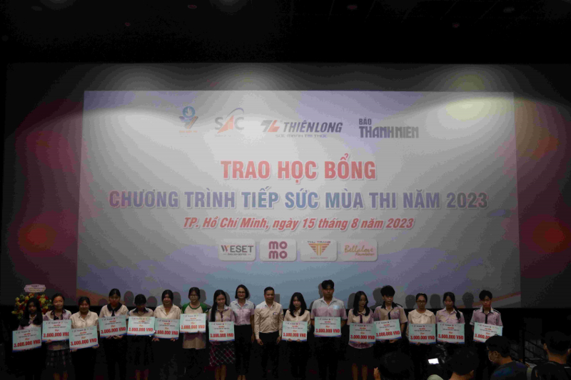 Trao tặng 41 suất học bổng Tiếp sức mùa thi cho thí sinh đặc biệt khó khăn -0