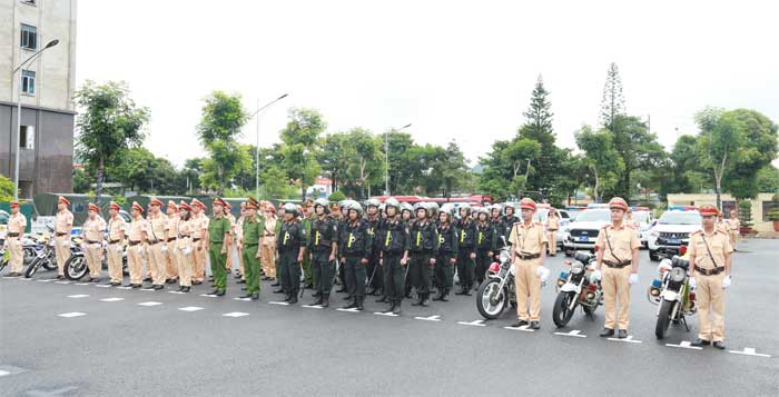 CSGT Công an Sơn La ra quân tổng kiểm soát xe khách và container -0