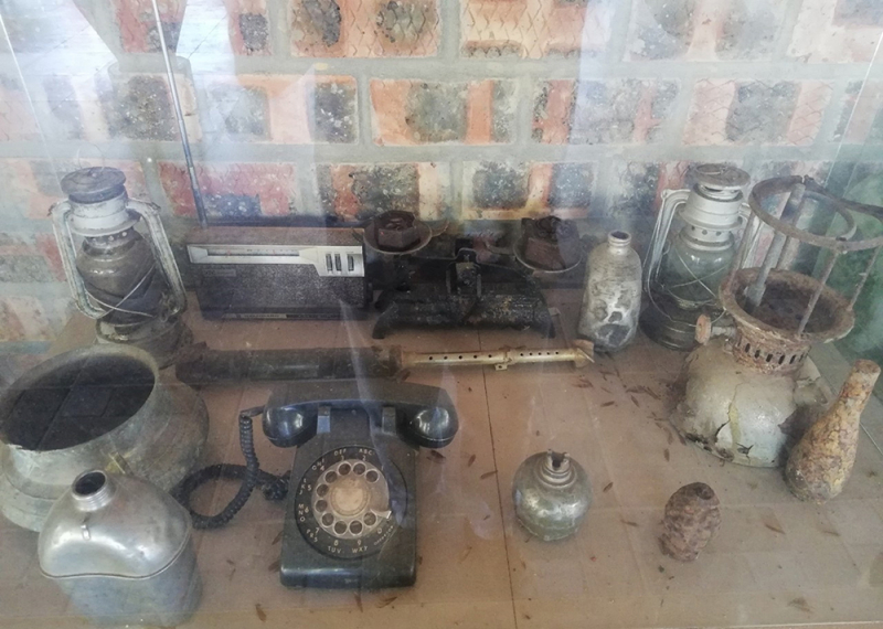 Trong ngôi nhà từ những mảnh bom -0