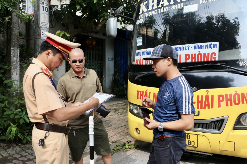 CSGT Công an các tỉnh, thành ra quân tổng kiểm soát xe khách và container -0