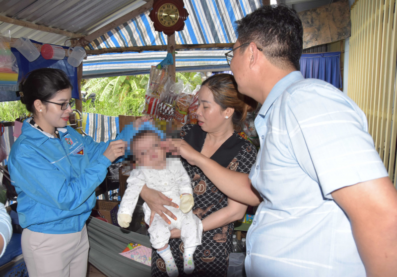 Bé trai bị bỏ rơi ven đường ở Bạc Liêu -0