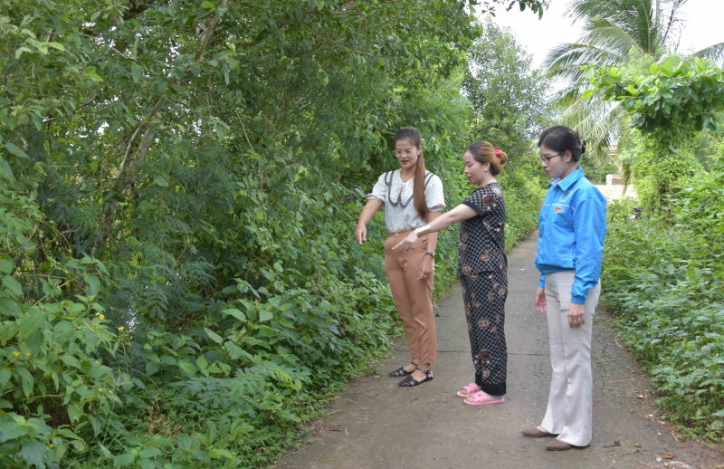 Bé trai bị bỏ rơi ven đường ở Bạc Liêu -0