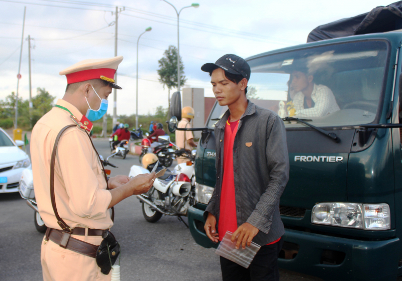 CSGT Công an các tỉnh, thành ra quân tổng kiểm soát xe khách và container -1