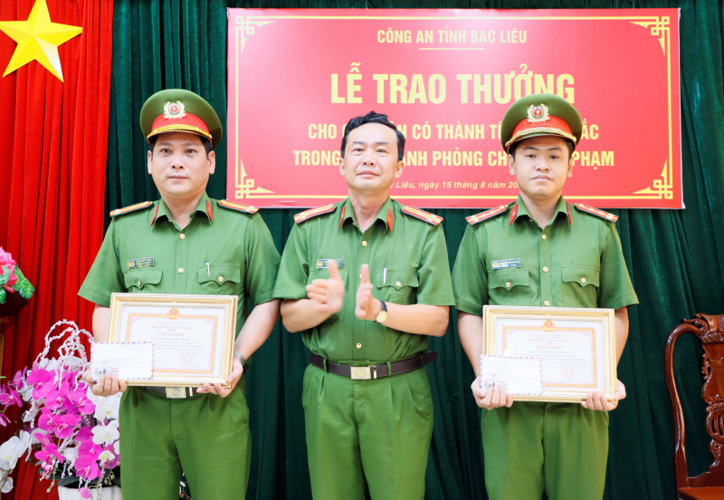 Khen thưởng 3 cán bộ Công an dũng cảm trấn áp tội phạm  -0